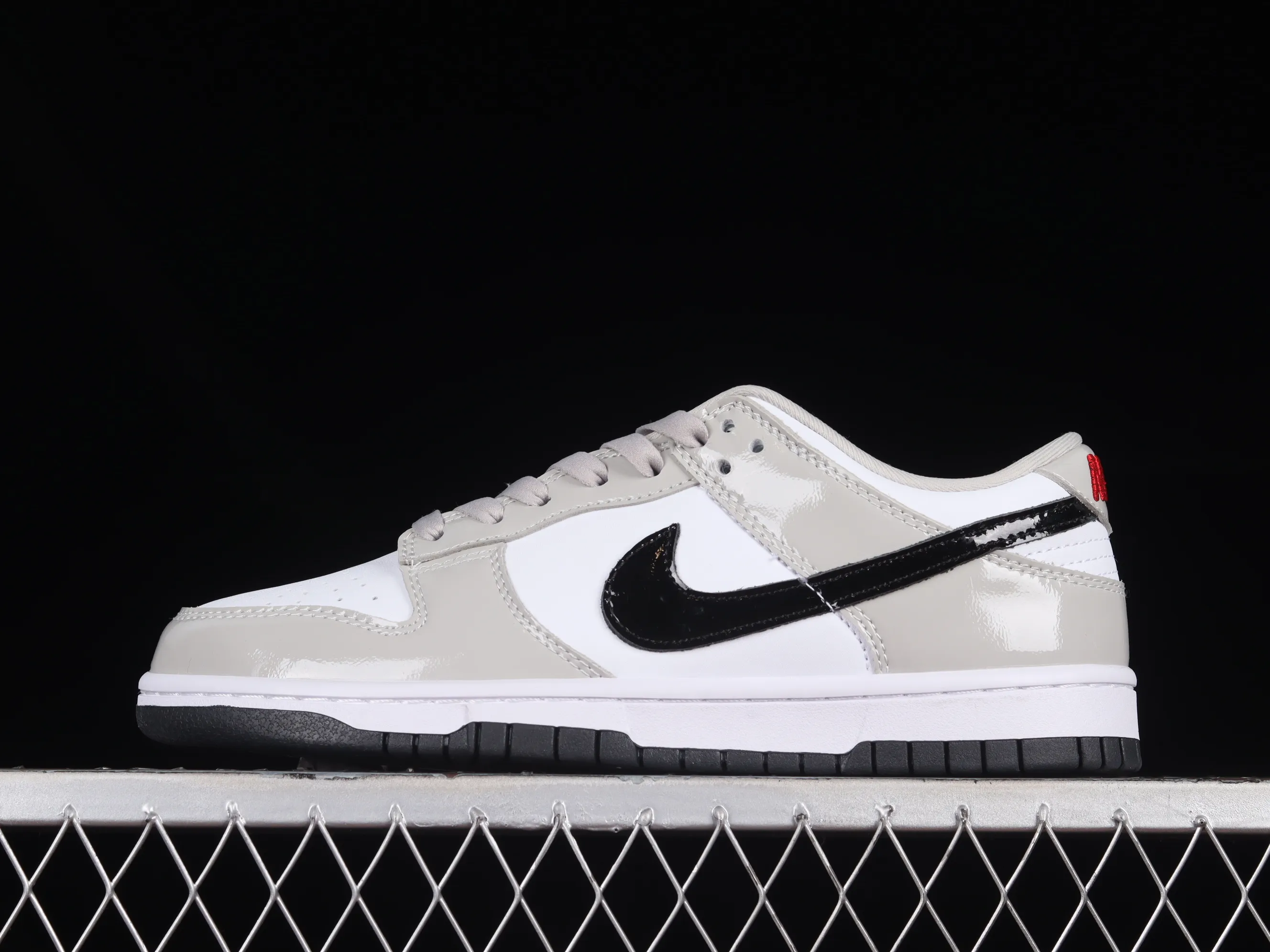 All Categories Nk SB Dunk Series Nk SB Dunk Low Low-top sneakers Cost-effective version Nk Dunk Low "Light Iron Ore" Patent leather gray SB low-top sports and leisure sneakers DQ7576-001